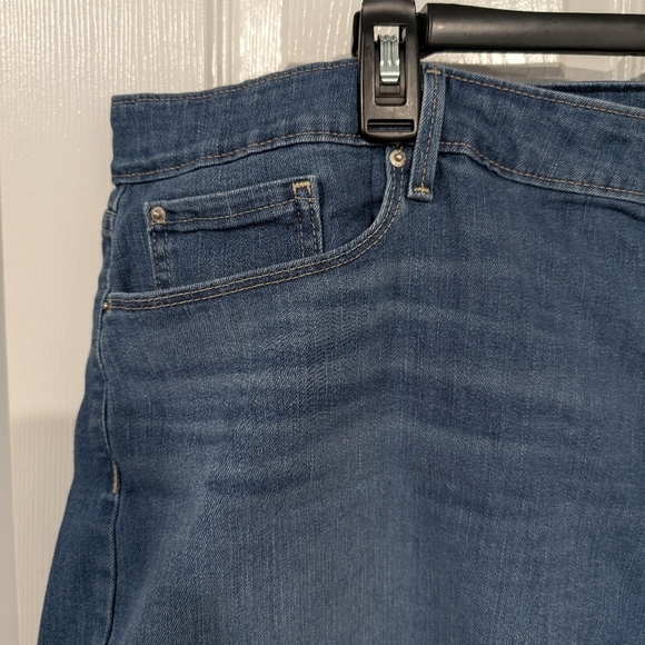 Signature by Levi Strauss Medium Wash Mid-Rise Denim Shorts in Size 22 (W36) - Picture 2 of 12